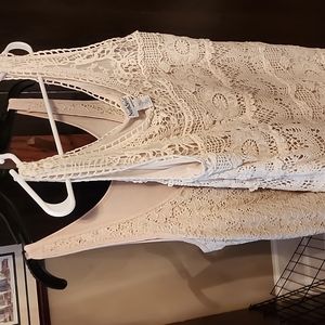 2 lace sleeveless tops